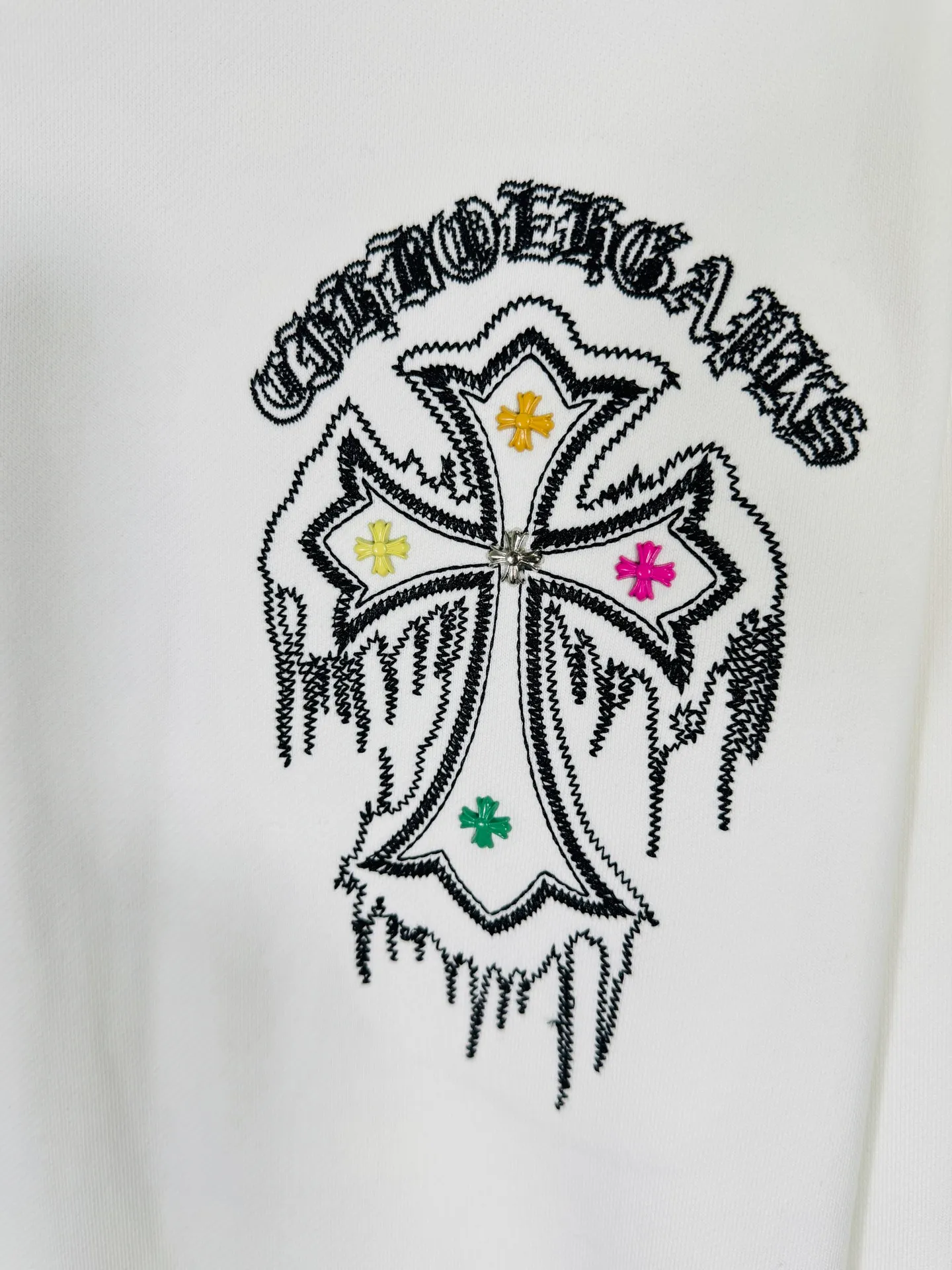 P260 top version, real shot without P, ​​different from market currency) 𝗖𝗵𝗿𝗼𝗺𝗲 𝗛𝗲𝗮𝗿𝘁𝘀/Cro Heart 2025 washed patch embroidery autumn and winter new original single counter American laser burnt 3D three-dimensional color embroidered couple casual sweatshirt 👑The highest version! Customized fabric 430g tripe terry fabric! American acid-washed and distressed original fabric laser burnt ✟appliqué embroidery and exquisite embroidery of letters! The best-selling model in the counter, very comfortable to wear. Accessories: original molded and authenticated collar label➕100% silk wash label. Genuine purchase-grade original hangtag➕matching hanging rope➕3D hanging beads➕original packaging bag. Craftsmanship: The original version has consistent wiring! The highest version of the armhole matching technique! Color: White Black Size: S M L XL Style Number: 25-355
